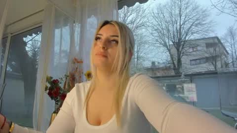 Snapshot of ella_vee chatting on March 31, 2026, 4:35 am ella_vee online show from March 31, 2026, 4:35 am