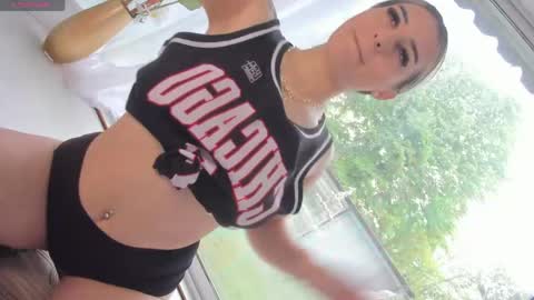Snapshot of ella_vee chatting on April 22, 2026, 6:27 am ella_vee online show from April 22, 2026, 6:27 am