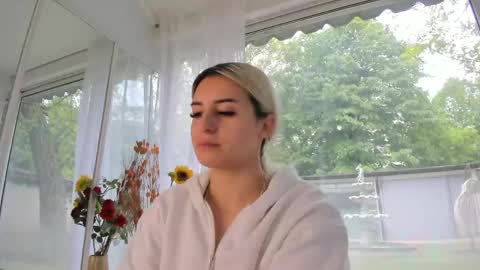 Snapshot of ella_vee chatting on May 2, 2026, 5:34 am ella_vee online show from May 2, 2026, 5:34 am