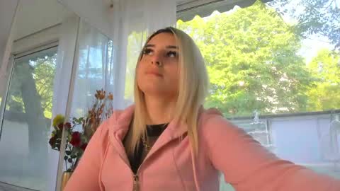 Snapshot of ella_vee chatting on May 4, 2026, 5:03 am ella_vee online show from May 4, 2026, 5:03 am