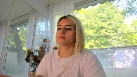 Snapshot of ella_vee chatting on May 5, 2026, 6:43 am ella_vee online show from May 5, 2026, 6:43 am