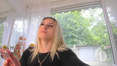 Snapshot of ella_vee chatting on May 8, 2026, 4:51 am ella_vee online show from May 8, 2026, 4:51 am