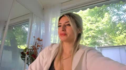 Snapshot of ella_vee chatting on May 15, 2026, 5:47 am ella_vee online show from May 15, 2026, 5:47 am