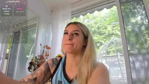 Snapshot of ella_vee chatting on June 1, 2026, 6:04 am ella_vee online show from June 1, 2026, 6:04 am