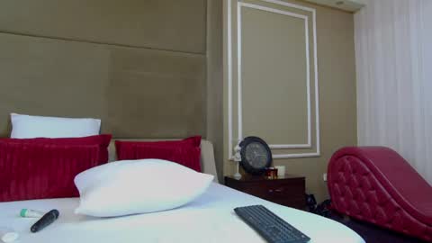 ellalux online show from May 14, 2026, 4:52 am