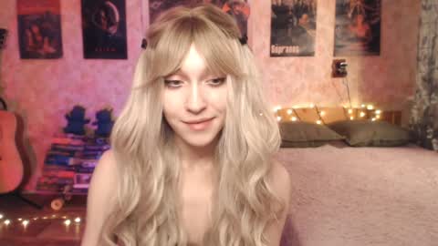 Snapshot of ellie_friendly chatting on January 10, 2025, 3:29 am ellie_friendly online show from January 10, 2025, 3:29 am