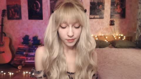 Snapshot of ellie_friendly chatting on January 17, 2025, 12:53 am ellie_friendly online show from January 17, 2025, 12:53 am