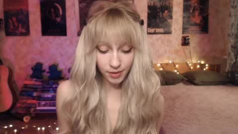 Snapshot of ellie_friendly chatting on January 22, 2025, 12:38 pm ellie_friendly online show from January 22, 2025, 12:38 pm