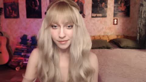 Snapshot of ellie_friendly chatting on February 5, 2025, 12:17 pm ellie_friendly online show from February 5, 2025, 12:17 pm