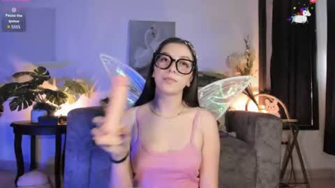 elliedream_ online show from June 19, 2026, 2:21 pm