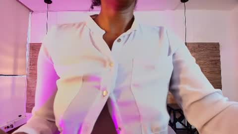 elliee_alves online show from June 18, 2026, 5:17 pm