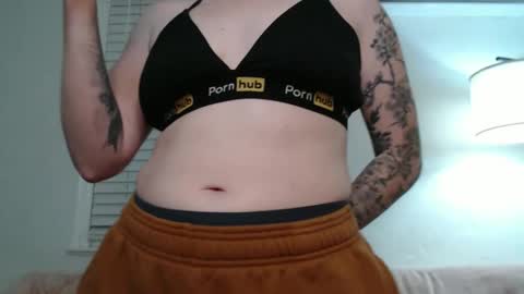 Snapshot of ellierowyn chatting on October 9, 2025, 2:53 am Ellie Rowyn online show from October 9, 2025, 2:53 am