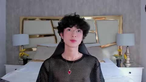 elliotvolkov online show from December 18, 2025, 4:46 pm