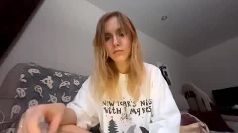 Alisandra online show from April 3, 2026, 3:43 pm