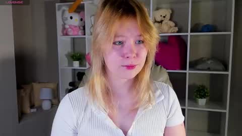 Snapshot of ellya_castro chatting on September 15, 2025, 12:10 am ellya_castro online show from September 15, 2025, 12:10 am