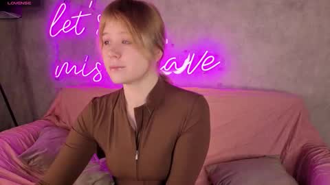 Snapshot of ellya_castro chatting on November 9, 2025, 12:09 am ellya_castro online show from November 9, 2025, 12:09 am