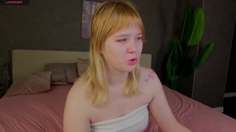 Snapshot of ellya_castro chatting on November 27, 2025, 12:24 am ellya_castro online show from November 27, 2025, 12:24 am