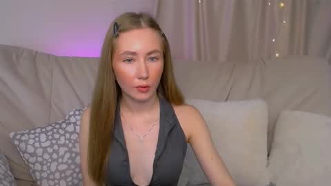 Elly online show from November 19, 2025, 3:06 am