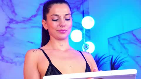 Elly online show from November 20, 2025, 9:36 pm