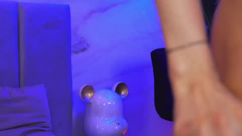 Elly online show from April 9, 2026, 1:38 am