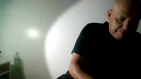 Snapshot of elmario24 chatting on October 28, 2025, 10:19 am elmario24 online show from October 28, 2025, 10:19 am