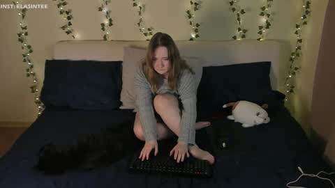 Snapshot of elovinora chatting on November 25, 2025, 5:57 pm Ela give me a thumbs up if you like it and this is important for the development of the account online show from November 25, 2025, 5:57 pm