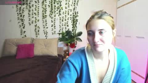 Snapshot of elsa_hot_here chatting on December 1, 2025, 2:16 am Elsa online show from December 1, 2025, 2:16 am