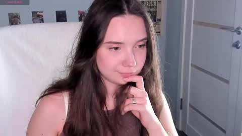 Elvienne online show from May 23, 2026, 4:39 am