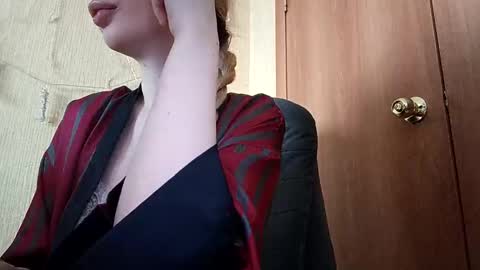 Snapshot of elza_com chatting on December 8, 2024, 5:39 am Elza Kom online show from December 8, 2024, 5:39 am