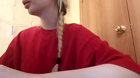 Snapshot of elza_com chatting on December 11, 2024, 5:43 am Elza Kom online show from December 11, 2024, 5:43 am