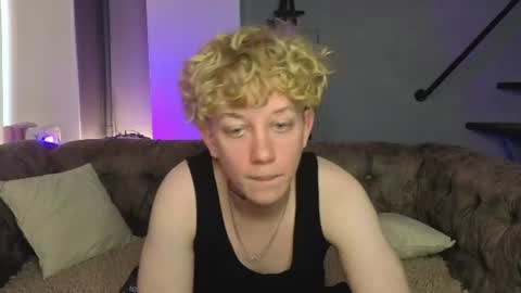 Snapshot of em_chipsi chatting on July 24, 2026, 5:00 pm em_chipsi online show from July 24, 2026, 5:00 pm