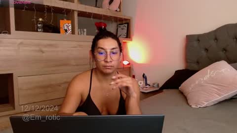 Snapshot of em_rotic chatting on December 12, 2024, 5:59 pm Emilia online show from December 12, 2024, 5:59 pm