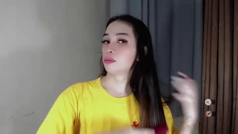 Snapshot of emelyn_fuckdoll chatting on December 3, 2024, 8:27 am Scarlett online show from December 3, 2024, 8:27 am