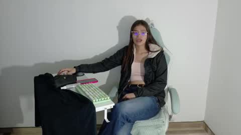 Snapshot of emerald_sparkles chatting on December 1, 2025, 2:38 am sabrina online show from December 1, 2025, 2:38 am