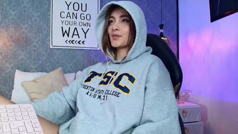 Snapshot of emiily_w1 chatting on January 21, 2025, 6:55 pm Emily online show from January 21, 2025, 6:55 pm