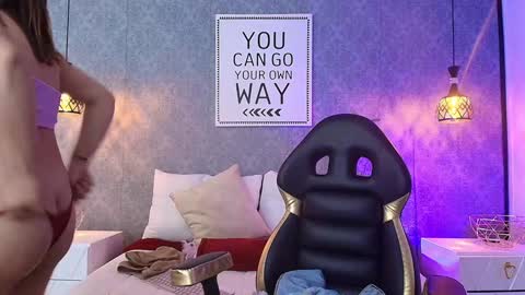 Snapshot of emiily_w1 chatting on January 21, 2025, 9:57 pm Emily online show from January 21, 2025, 9:57 pm