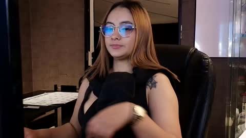 Snapshot of emiily_w1 chatting on October 8, 2025, 10:57 am Emily online show from October 8, 2025, 10:57 am