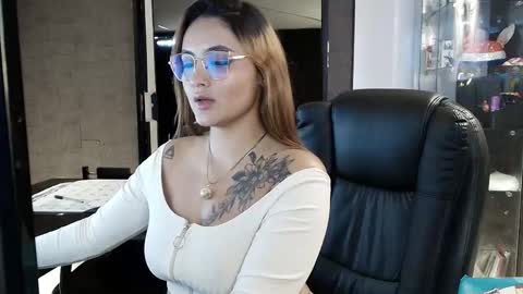 Snapshot of emiily_w1 chatting on November 7, 2025, 11:54 am Emily online show from November 7, 2025, 11:54 am