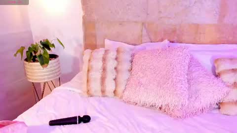Snapshot of emiilyh_ chatting on July 30, 2026, 8:30 pm Emiilyh online show from July 30, 2026, 8:30 pm