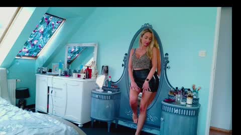 Emila online show from February 7, 2025, 1:01 pm