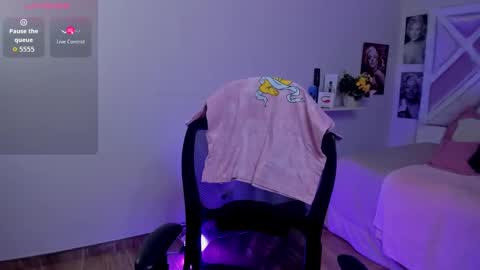 emilayton_ online show from September 24, 2025, 8:34 pm