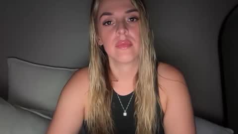 Snapshot of emilelovesyou chatting on May 2, 2026, 9:42 pm emilelovesyou online show from May 2, 2026, 9:42 pm