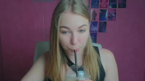 Snapshot of emilia_ilia chatting on June 23, 2026, 5:49 am Emilia online show from June 23, 2026, 5:49 am