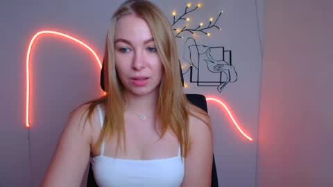 Snapshot of emilia_ilia chatting on July 22, 2026, 5:43 am Emilia online show from July 22, 2026, 5:43 am