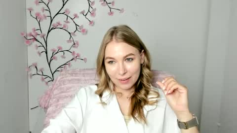 Snapshot of emilia_ilia chatting on July 25, 2026, 5:49 am Emilia online show from July 25, 2026, 5:49 am