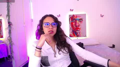 Emili Russo online show from October 16, 2025, 7:59 pm