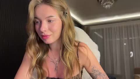 Snapshot of emilivibe chatting on July 21, 2026, 7:49 pm emilivibe online show from July 21, 2026, 7:49 pm