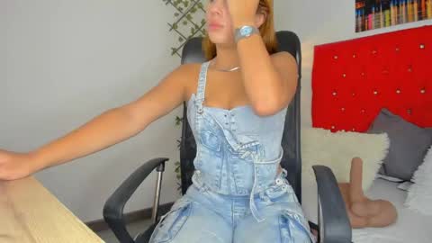 Snapshot of emily__dee chatting on May 4, 2026, 12:45 pm Emily online show from May 4, 2026, 12:45 pm