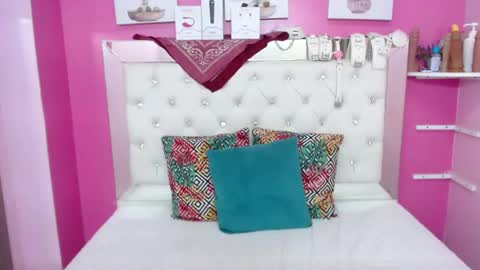 Snapshot of emily_beltonn chatting on December 31, 2024, 12:32 am online show from December 31, 2024, 12:32 am