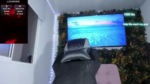 Snapshot of emily_palmeer chatting on June 17, 2026, 9:01 am emily_palmeer online show from June 17, 2026, 9:01 am